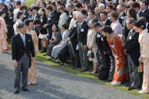 天皇陛下主催の園遊会に出席した山内社長（２列目右から２人目）、右端は妻・はるなさん＝10月30日、東京・元赤坂の赤坂御苑