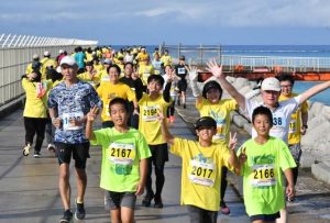 潮風を受けながら思い思いのペースでゴールを目指す参加者ら＝10日、下地島17ＥＮＤエリア