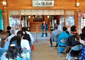 新嘗祭で「大世栄」を奉納する亀浜さん＝23日、宮古神社