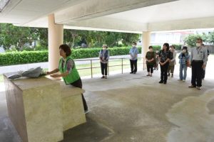 納骨堂で献花し黙とうをささげた委員たち＝５日、宮古南静園納骨堂