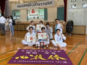 男子団体組手（３人制）で初優勝した宮高空手部（提供）