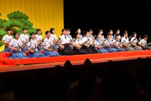 「豊年の唄」「なりやまあやぐ」で幕開けを飾った平良、上野、伊良部島、鏡原の生徒たち＝１日、マティダ市民劇場