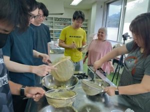 みきの製法を学ぶ参加者＝13日、働く女性の家（提供）