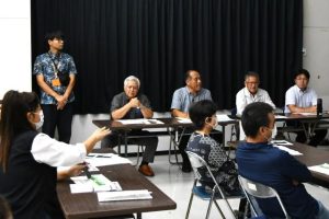 佐良浜地区の狭あい道路解消に向けて開かれた勉強会＝13日、前里添多目的共同利用施設