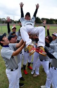 砂川監督を胴上げする「さとうきびニッツ」ナイン＝22日、市営球場