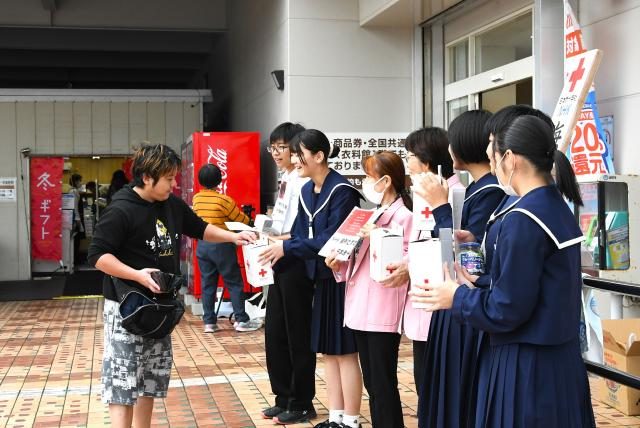 中学生が協力呼び掛け／海外たすけあい街頭募金