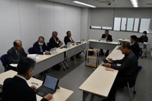 ５議案を原案通り可決した経済工務委員会＝５日、市議会