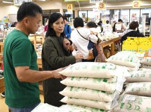 買い物客でにぎわいを見せている年末感謝祭＝28日、ＪＡあたらす市場