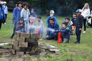 消火器を使って消火訓練を行う子どもたち＝14日、宮古青少年の家