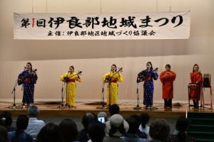 幕開けを飾った「さらはま三線同好会」の演奏＝１日、伊良部公民館