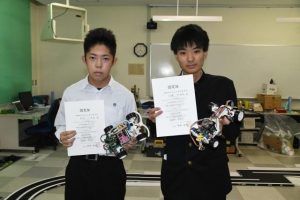 全国大会に出場する大谷さん（左）、宮國さん＝12日、宮古工業高校