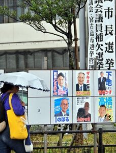 ６人が立候補する市長選はきょうから「三日攻防」に突入する＝15日、市役所前