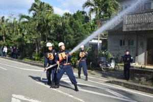 消防団員らが一年間の無災害を誓いポンプ操法訓練を披露した出初め式＝６日、村コミュニティー施設前