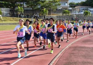 号砲一発、一斉に走り出す１区の選手＝25日、市陸上競技場