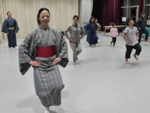 組踊の「踊り」における歩き方を体験する参加者＝19日、市未来創造センター