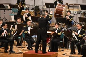 迫力ある演奏で観客を楽しませた海上自衛隊佐世保音楽隊＝25日、マティダ市民劇場