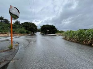 男児が車にはねられた事故現場＝15日、平良松原