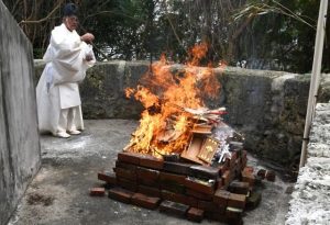 持ち込まれたお札などを燃やして無病息災を願うおたき上げが行われた＝19日、宮古神社