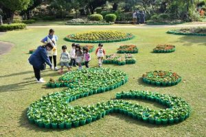 花文字を楽しむ園児たち＝24日、市熱帯植物園