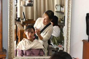 早朝から式典参加者らが訪れてヘアメークを行った＝５日、美容室アンティーク