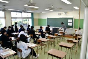 試験開始を待つ受験生たち＝18日、宮古高校