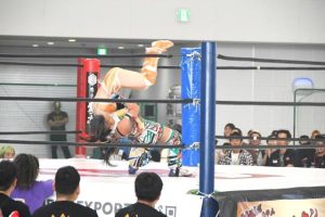 迫力ある技で観客を魅了したＯＺアカデミー女子プロレス＝26日、ＪＴＡドーム宮古島