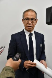 国との話し合い後、記者の質問に答える嘉数市長＝３日、市役所