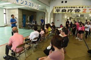 開会式であいさつする上田社長（左）＝12日、旧市役所平良庁舎