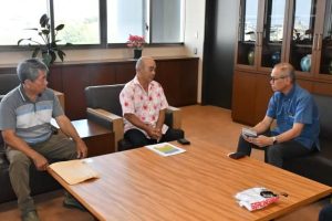 黒豆生産組合の渡真利会長（中央）らが嘉数市長を訪ね今後の事業に意欲を示した＝11日、市役所