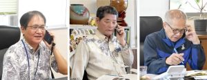 首長間ホットライン訓練を行う（左から）金城台長、伊良皆村長、嘉数市長