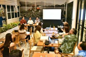 「宮古島はしご旅」の魅力について語り合ったトークセッション＝９日、平良久貝のパスタハウス庭