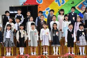 「一年生になったら」を合唱する平良第一小の新入学児童たち＝10日、平一小体育館