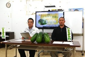 久志実行委員長（左）とＪＡおきなわ宮古地区とうがん専門部会の玉寄正希部会長が会見し、多くの市民に来場を呼び掛けた＝７日、ＪＡ宮古地区本部