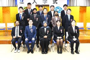 入学式に参加した新入生14人＝12日、宝塚医療大学観光学部観光学科宮古島キャンパス