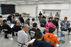 パイナガマビーチの事故防止重点区域指定について意見を交わした利用者説明会＝10日、平良港ターミナルビル