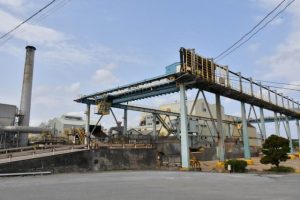 雨などの影響で操業が止まっている沖縄製糖宮古工場＝３日、下地上地